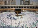 “عكاظ” السعودية: لا صحة للسماح لغير المعتمرين بأداء الطواف بالمسجد الحرام