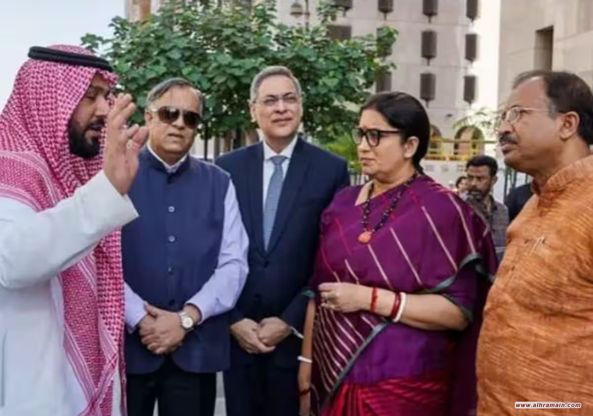 وزيرة هندوسية متطرفة أمام المسجد النبوي بالمدينة المنورة!