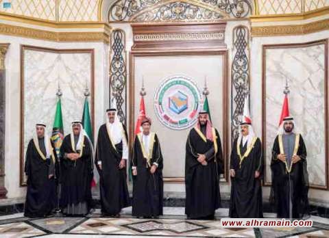 عناق حار بين الأميرين السعودي والقطري و&rdquo;الجزيرة&rdquo; تُغطّي ملف تونس لحظة وصول الأمير تميم للرياض.. الملك سلمان يغيب مُجدّدًا وعُمان لا تُغيّر عادتها