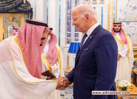 بايدن يُصافح الملك سلمان والأمير بن سلمان بقبضة اليد خلال لقائمها في قصر السلام بجدّة بعد وصوله من تل أبيب..