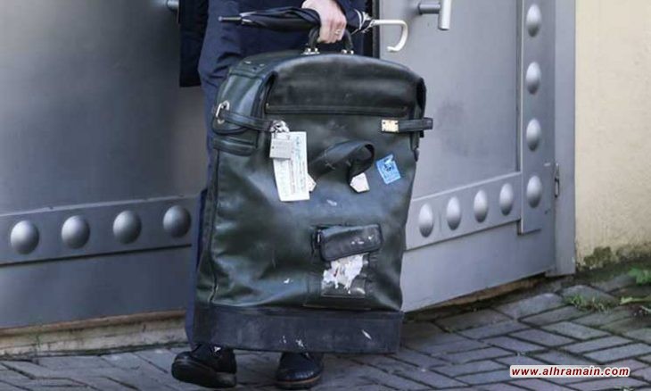 قناة تلفزيونية تركية تبث لقطات لرجال ينقلون حقائب تقول إنها تحوي جثة الصحافي السعودي جمال خاشقجي المقطعة بعد قتله في قنصلية السعودية في اسطنبول