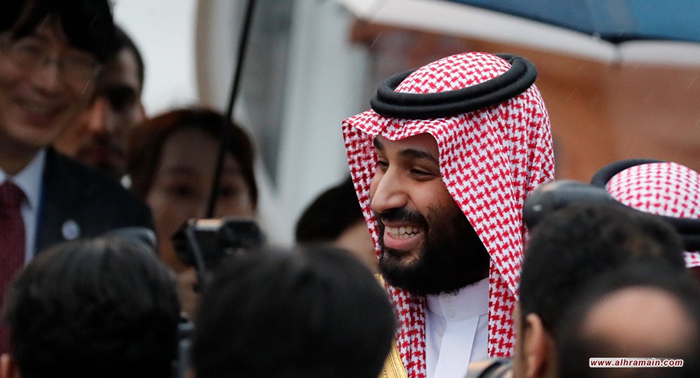 قبلة على اليد... ضجة بسبب ما فعله وزير الحرس الوطني مع الأمير محمد بن سلمان