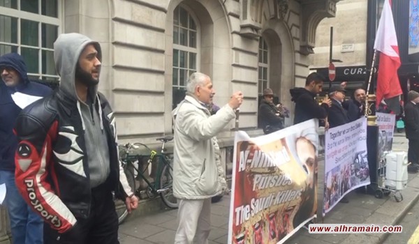 معتصمون امام سفارة آل سعود بلندن ينددون بالتحالف السعودي- الإسرائيلي