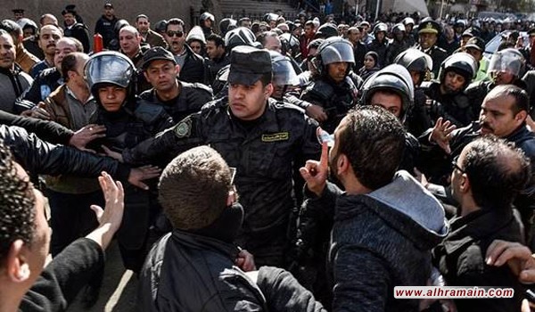 المونيتور: سعودة الوظائف والخلافات السياسية تهدد حياة مليوني مصري بالمملكة