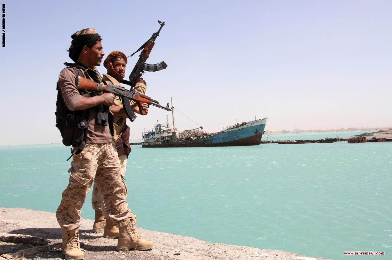 السعودية تعلّق شحنات النفط الخام عبر باب المندب بشكل "فوري ومؤقت"