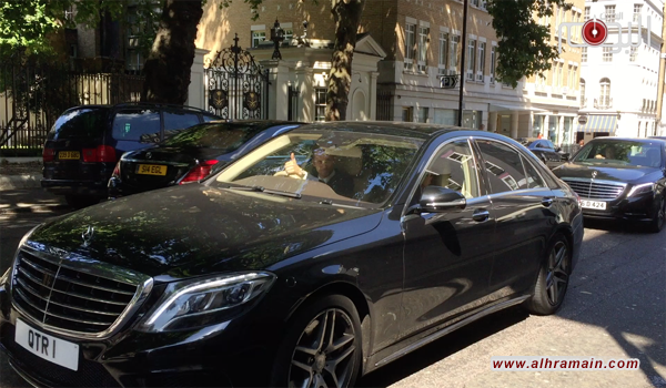 شاهد: وزير الخارجية القطري يحيّي نشطاء معتصمين أمام سفارة آل سعود في لندن