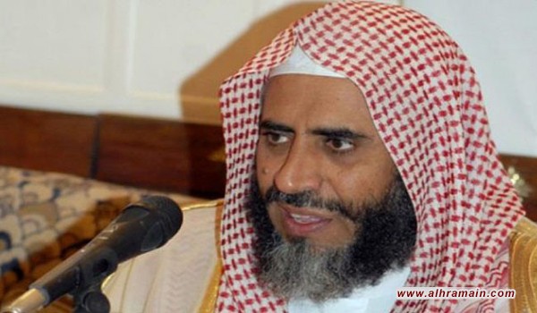 بالصور؛ هكذا تصرف داعية سعودي أثناء عزف السلام الوطني