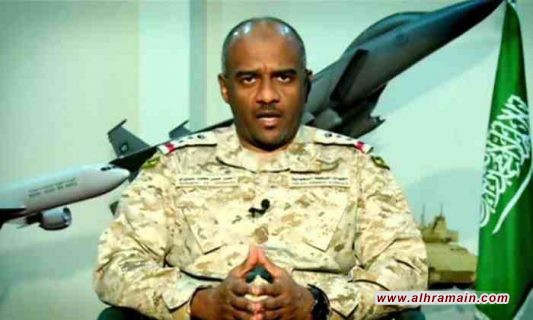 اللواء أحمد عسيري أحد المُتّهمين بمقتل خاشقجي في صورةٍ بالزي التقليدي السعودي داخل منزله إلى جانب ابن شقيقه &ldquo;الخرّيج&rdquo; المُلازم تشعل مواقع التواصل الاجتماعي