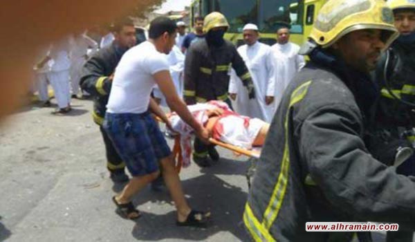 إطلاق نار في بلدة شيعية في القطيف شرق السعودية وسحب الدخان تتصاعد وانتشار جرافات وحفارات وسيارات شرطة مدرعة