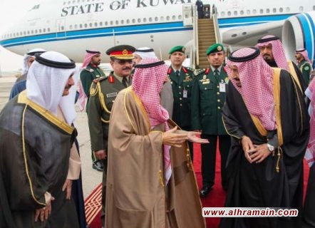 لقطات من القمّة الخليجيّة.. جدلٌ يُثار حول وجود شعار المملكة رغم ترأس الإمارات للقمّة.. 