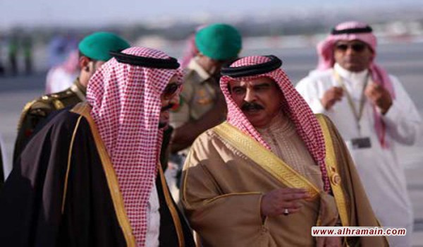 عاهلا السعودية والبحرين يبحثان العلاقات الثنائية والمستجدات الإقليمية والدول ويؤديان &ldquo;العرضة&rdquo; ويستعرضان بالسيوف