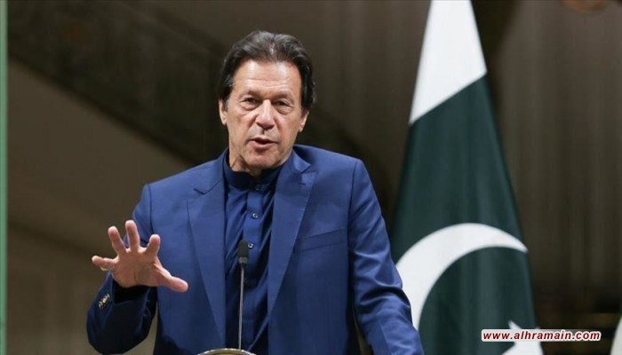 بين الدوحة والرياض.. عمران خان وسياسة إمساك العصا من المنتصف