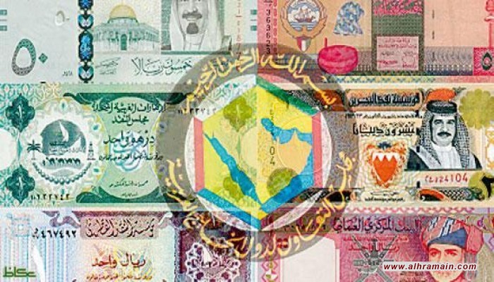 الريال السعودي أكبر متضرر.. كورونا يضغط بقوة على عملات الخليج