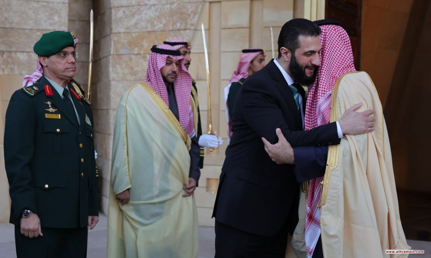 السعودية تحاول تعزيز نفوذها في سوريا على حساب تركيا من بوابة المساعدات