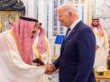 بايدن يُصافح الملك سلمان والأمير بن سلمان بقبضة اليد خلال لقائمها في قصر السلام بجدّة بعد وصوله من تل أبيب..